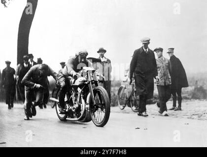 Il motociclista inglese Atkins, giovedì 18 ottobre a Bonheyden-lez-Malines, in Belgio, tenterà di registrare il record mondiale di motociclismo - la foto mostra Atkins sulla sua moto con il progettista della macchina ( Centre ) 13 ottobre 1934 Foto Stock