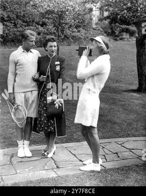 Riprese di Bunny Austin e sua moglie al Wimbledon Tennis Party - molti famosi tennisti erano presenti alle esibizioni di tennis sul prato e al torneo americano tenutosi al 41, West Hill, Highgate, prestato da Sir Arthur e Lady Crosfield. Serie fotografiche: H W (Bunny) Austin e sua moglie, Phyllis Konstam, l'attrice, sono state filmate da Miss Hersey Brookes, figlia di Norman Brookes, il famoso tennista. 5 luglio 1937 Foto Stock