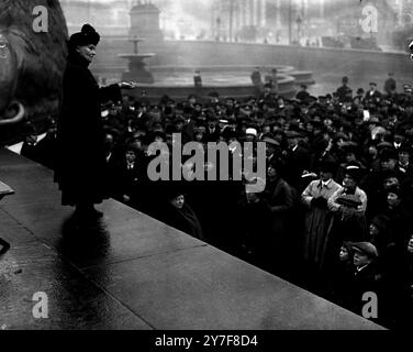 La signora Pankhurst Adressing ha partecipato a una riunione a Trafalgar Square il 17 febbraio 1917 Foto Stock