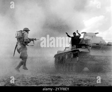 Un carro armato tedesco si arrende alle truppe britanniche durante la battaglia di El Alamein. SECONDA GUERRA MONDIALE - 1942 Foto Stock