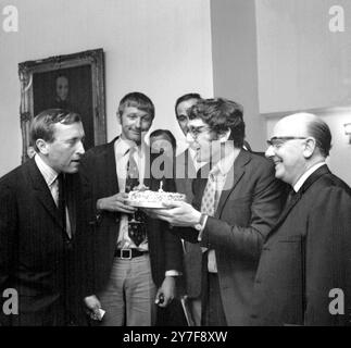 Londra, 12 giugno 1969.Un ricevimento per il primo lungometraggio di David Frost 'The Rise & Rise of Michael Rimmer', con John Cleese e Arthur Lowe. Keith Billington, il direttore, offre una torta di compleanno. Foto Stock