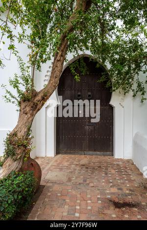 Tipica porta moresca nei giardini del Museo della Kasbah, Tangeri, Marocco Foto Stock