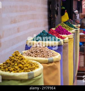 Spezie per cucinare e tè. Mercato di strada a Marrakech, Marocco, Africa. Cucina marocchina Foto Stock