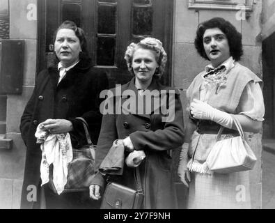 Arriva per il secondo giorno del processo Christie il 23 giugno 1953 oggi è il secondo giorno del processo a John Reginald Halliday Christie, accusato dell'omicidio di sua moglie, Ethel Christie. Fotografie: Tre testimoni che arrivano alla Old Bailey, da sinistra a destra, Catherine Struthers, May Langridge, Maureen Riggs. Foto Stock