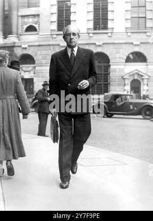 Terzo giorno del processo Christie 24 giugno 1953 oggi è il terzo giorno del processo alla Old Bailey di John Reginald Halliday Christie, accusato dell'omicidio di sua moglie, Ethel Christie. Spettacoli fotografici: Il dottor Carron, che oggi pomeriggio ha testimoniato, ha lasciato l'Old Bailey dopo l'interruzione di questa sera. Foto Stock