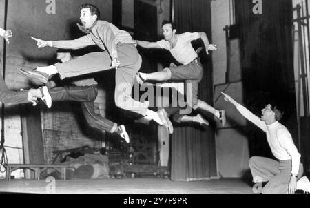 Merritt Thompson dirige parte del balletto di Guys and Dolls, il nuovo Musical basato su due racconti di Damon Runyon, che si sta preparando al teatro Coliseum qui. 29 aprile 1953 Foto Stock