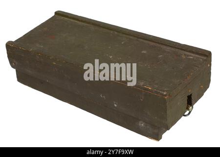 La miniera di terra primitiva PMD-6, PMD-7 e PMD-57 proveniente dall'Unione Sovietica. Isolato su sfondo bianco. Foto Stock