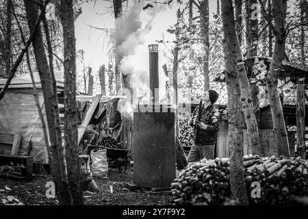 29/09/24 il volontario Terry Williams inizia l'ustione nella scorta stamattina. In vista della prevista estate indiana della prossima settimana, i produttori di carbone nella N Foto Stock