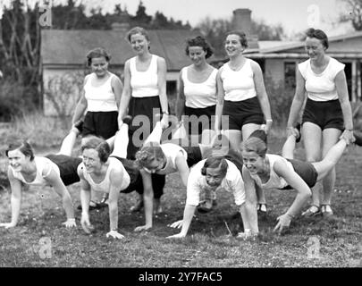 Le ragazze del movimento Giovanile Hitler, studenti impiegati e mani di fabbrica di età compresa tra i 18 e i 25 anni partecipano al campo annuale organizzato per promuovere l'amicizia anglo-tedesca a Godshill nella New Forest, Hampshire. Hanno intenzione di intrattenere una festa di ragazze inglesi durante il fine settimana. Le ragazze stanno frequentando un campo simile in Germania. Eccoli in una corsa con la carriola al campo. 10 aprile 1937 Foto Stock