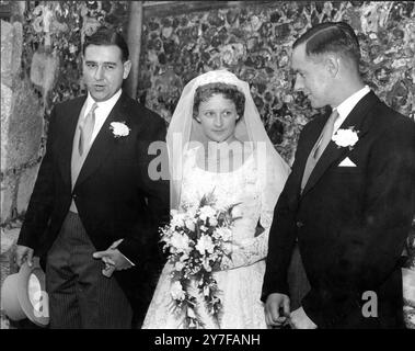 Il capitano dell'England Cricket Peter May (a destra) con il suo collega Kent e il giocatore di cricket inglese Colin Cowdrey il giorno del suo matrimonio con Miss Penelope Chiesman. 15 settembre 1956 Foto Stock