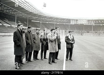 Don Weston, giocatore del Leeds United, è raffigurato in un film di Wembley mentre i suoi compagni di squadra guardano. I giocatori del Leeds erano in visita per scalare il campo e lo stadio prima della finale di fa Cup contro il Liverpool. 10 aprile 1965. Foto Stock