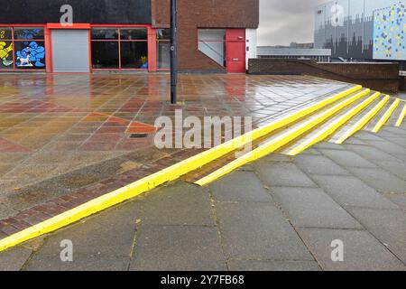 Il marciapiede all'esterno del parcheggio si estende lungo la passerella in direzione dell'area commerciale di Basildon, potenziali punti di sosta per i pedoni dipinti di giallo Inghilterra Regno Unito Foto Stock
