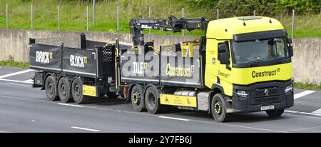 Costruisci una gru aziendale specializzata per il trasporto di mattoni e blocchi per scaricare il veicolo commerciale Renault Truck & trailer M25 strada autostradale Essex Inghilterra Regno Unito Foto Stock