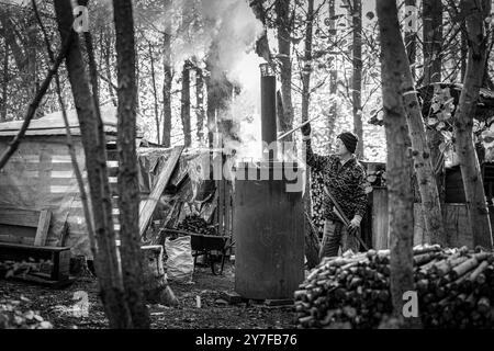 29/09/24 il volontario Terry Williams inizia l'ustione nella scorta stamattina. In vista della prevista estate indiana della prossima settimana, i produttori di carbone nella N Foto Stock