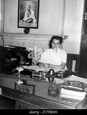 La signora Indira Gandhi sedeva dietro la sua scrivania dopo aver assunto il ruolo di presidente del Congresso un Dhebar. E' stata la prima donna a ricoprire la posizione. Nuova Delhi - 11 febbraio 1959 Foto Stock