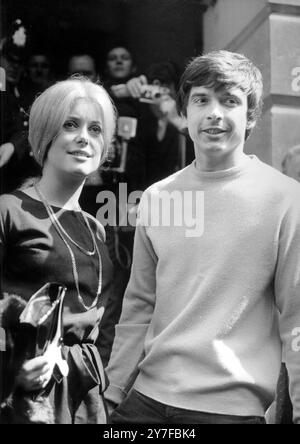 Fotografo David Bailey, con maglione e pantaloni, nella foto quando ha sposato l'attrice francese ventunenne Catherine Deneuve, al St Pancras Town Hall Register Office, Londra, 18 agosto 1965. David Bailey si pensava che stesse sposando la top model Jean Shrimpton, che aiutò a lanciare. Foto Stock