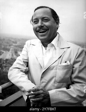 Tennessee Williams, drammaturgo americano sul tetto del suo hotel a Londra. La sua commedia "Period of Adjustment" è in esecuzione al Wyndhams Theatre, 31 luglio 1962 Foto Stock