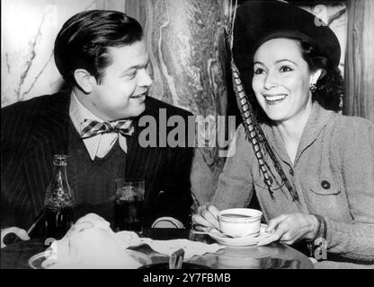 Orson Welles beve un drink con Dolores del Rio all'Ambassador Hotel 14 marzo 1956 Foto Stock