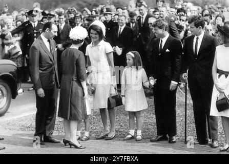 La signora Jacqueline Kennedy e i suoi figli Caroline, 7 anni, e John, 4 anni, salutano la regina Elisabetta a Runnymede. La regina sta svelando il memoriale a Runnymede al defunto presidente degli Stati Uniti John F Kennedy. 14 maggio 1965. Foto Stock