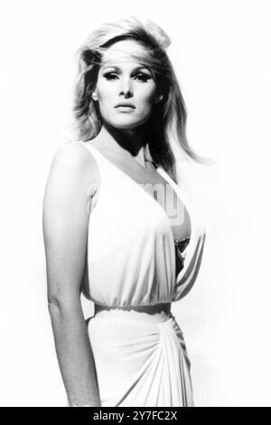 Ursula Andress attrice svizzera di nascita che ha recitato in Dr. No nel 1962 nella foto come il ruolo principale nel film "She" Londra - 5 aprile 1965 Foto Stock