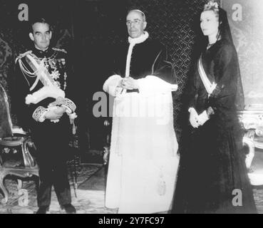 Papa Pio XII riceve in udienza privata il Principe Ranieri e la Principessa Grace di Monaco. La coppia è attualmente in una breve visita alla città del Vaticano. 30 aprile 1957 Foto Stock