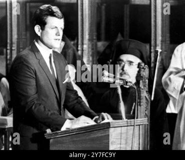 Il senatore Edward Kennedy parla alla messa del Requiem per il fratello ucciso Robert F Kennedy nella Cattedrale di St Patricks a New York, USA - 8 giugno 1968 Foto Stock