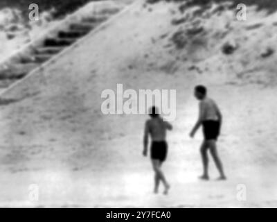 Il presidente DEGLI STATI UNITI John F Kennedy si rilassa sulla spiaggia con John Kenneth Galbraith, ambasciatore degli Stati Uniti in India 21 dicembre 1962 - Nassau Foto Stock