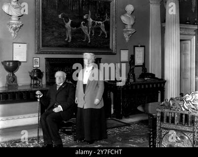 Conte e contessa di Coventry che celebrano il loro matrimonio di diamanti nella loro sede di campagna, Coome Court, Worcester. Il conte ha 86 anni e sposò Lady Blanche Craven. 14 gennaio 1925 Foto Stock