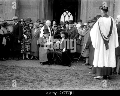 Il conte e la contessa di Coventry celebrano il loro matrimonio di diamanti frequentando la chiesa del villaggio di Croome. 25 gennaio 1925. Foto Stock