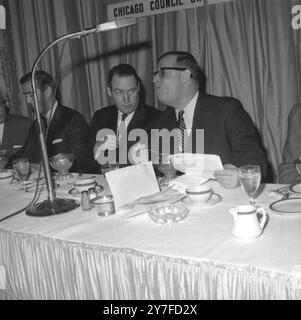 Pranzare al Blackstone-Sheraton Hotel qui di recente e conversare sul pompelmo durante la riunione del Consiglio di Chicago sulle relazioni estere. L-R: Sig. Robert B. Wilcox, presidente del Consiglio di Chicago per le relazioni estere; sig. Abba Eban, ministro di Israele e sig. William McCormick Blair, da poco nominato ambasciatore in Danimarca. Chicago - 21 marzo 1961 Foto Stock