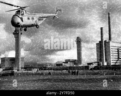 Un elicottero Whirlwind della Royal Air Force è stato visto volare sopra la fabbrica di plutonio Windscale di Sellafield ieri durante i test con i contatori geiger per l'attività radio. La ragione delle precauzioni era dovuta al surriscaldamento delle cariche di uranio nella pila numero uno la settimana prima. 10 ottobre 1957 Foto Stock