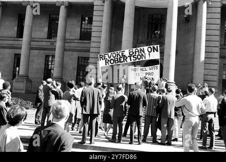 Gli studenti di Witwatersrand lasciano l'università all'inizio di una marcia attraverso Johannesburg fino al municipio. Protestarono contro il divieto del Presidetn dell'Unione Nazionale degli studenti sudafricani Ian Robertson, che è stato confinato agli arresti domiciliari per cinque anni sotto la legge sulla soppressione del comunismo. Johannesburg, Sudafrica - 13 maggio 1966 Foto Stock