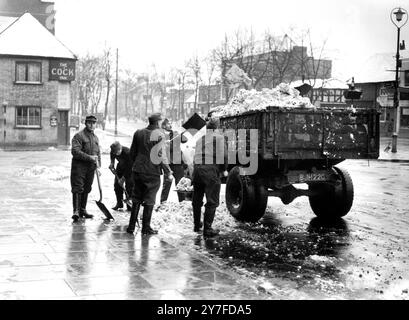 WW11 Gran Bretagna. La neve chiara del POW tedesco dalle strade dell'Inghilterra meridionale. Gennaio 1945 Foto Stock