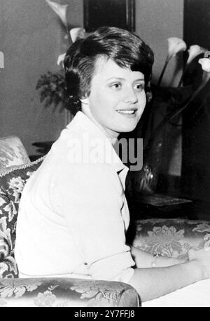 Ritratto di Miss Toni Avril Gardiner, la ventenne ragazza britannica di Chelmondiston, vicino a Ipswich che sposa re Hussein di Giordania. Il loro fidanzamento è stato annunciato il 1° maggio. La signorina Gardiner ha preso il nome arabo di Muna El Hussein, che significa il desiderio di Hussein. 1961 Foto Stock