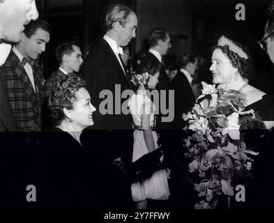 Regina Elisabetta, la Regina madre stringe la mano all'attrice americana Gloria Swanson alla Royal Film Performance di Leiceister Square. Londra - 30 ottobre 1950 Foto Stock