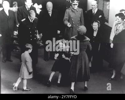 La Regina Elisabetta, la Regina madre, tornata a casa dopo il suo tour in Canada e negli Stati Uniti, abbraccia sua nipote la Principessa Anna alla stazione di Waterloo. Guardando al Principe Carlo, la Regina, il Duca di Edimburgo con Sir Winston Churchill al centro 29 novembre 1954 Foto Stock