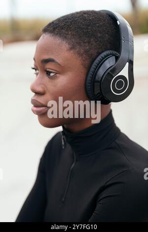 giovane donna afroamericana che ascolta musica Foto Stock