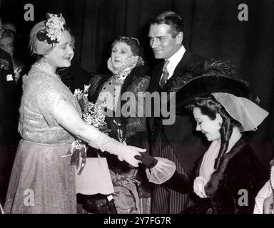 Ancora in costume, l'attrice Vivien Leigh fa il cortometraggio alla regina Elisabetta, la regina madre, presso il Variety Club's All Star matinee al Her Majesty's Theatre di Haymarket, Londra. Accanto a Vivien Leigh c'è suo marito, Sir Laurence Olivier, e Dame Sybil Thornduke. 31 maggio 1954 Foto Stock