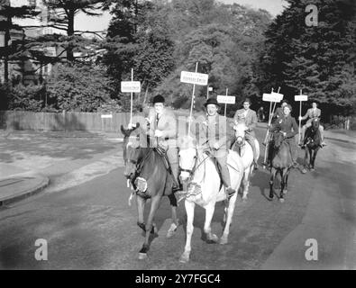 A spacciare per i voti a cavallo. Pat Hornsby Smith candidato conservatore per la Divisione Chislehurst-Sidcup. 22 ottobre 1951 Foto Stock