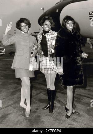 Il gruppo musicale americano The Supremes arriva a Londra da sinistra a destra Cindy Birdsong, Diana Ross e Mary Wilson il 22 gennaio 1968 Foto Stock