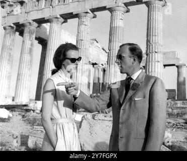 Il Principe Enrico d'Assia e la Principessa Maria Gabriella di Savoia scambiano punti di vista sulla cultura e il patrimonio greco durante la loro visita all'Acropoli Atene Greece13 maggio 1962 Foto Stock