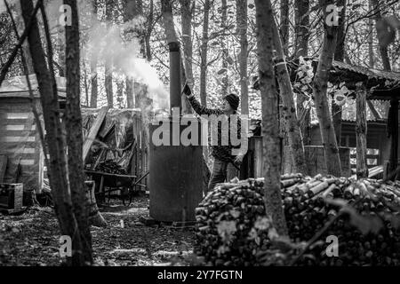 29/09/24 il volontario Terry Williams inizia l'ustione nella scorta stamattina. In vista della prevista estate indiana della prossima settimana, i produttori di carbone nella N Foto Stock