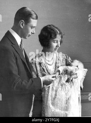 Re Giorgio vi e la regina Elisabetta (la regina madre) con la principessa Elisabetta (la regina Elisabetta II) nata - 21 aprile 1926 Foto Stock