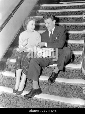 La cantante irlandese Ruby Murray segue la sceneggiatura con Dave King prima di salire sul palco per una prova per lo spettacolo del Royal Variety Command al Victoria Palace. 4 novembre 1955 Foto Stock