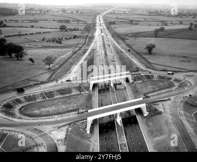 Prima sezione della nuova autostrada M1 da Londra a Yorkshire pronta per il traffico che mostra la rotatoria di Broughton all'incrocio con la Dunstable e newport Pagnell Roads 1959 Foto Stock