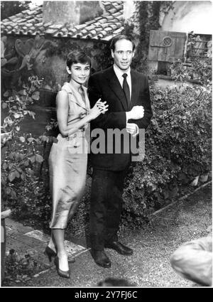 Audrey Hepburn e il nuovo marito Mel Ferrer in luna di miele ad Albano il 30 settembre 1954 Foto Stock