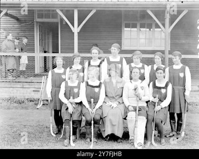 Ladies Hockey Team per il Sud Africa V il resto a Merton Abbey. C M Coad è la seconda a destra. 4 aprile 1925 Foto Stock