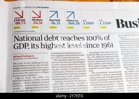 "Il debito nazionale raggiunge il 100% del PIL; il suo livello più alto dal 1961" testata del quotidiano Guardian British Economy articolo 21 settembre 2024 Londra Regno Unito Foto Stock
