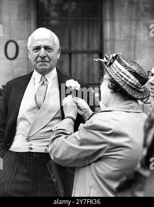 Miss Lucy Blake che mette una botola nuziale su Lord Maurice Fermoy mentre parte per le 10, Wilton Crescent per il matrimonio di sua figlia Miss Frances Roche con il visconte Althorp, Equerry con la Regina. 1 giugno 1954 Foto Stock