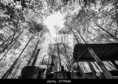 29/09/24 il volontario Terry Williams inizia l'ustione nella scorta stamattina. In vista della prevista estate indiana della prossima settimana, i produttori di carbone nella N Foto Stock